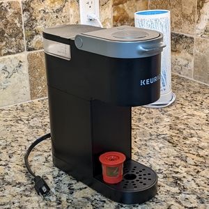 1 cup Keurig coffee maker with refillable k-cup. Brand new.